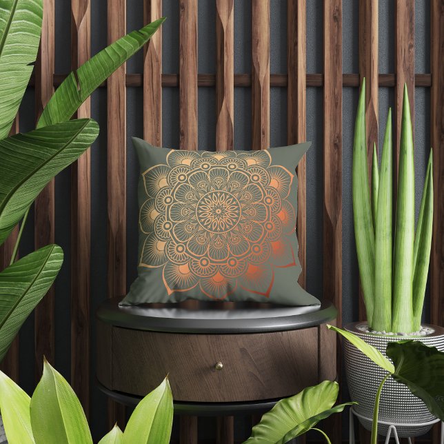 Moderne Salie Groene Peach Mandala Kussen (Modern Sage Green Peach Mandala Throw Pillow in a beautful brown and green boho room.)