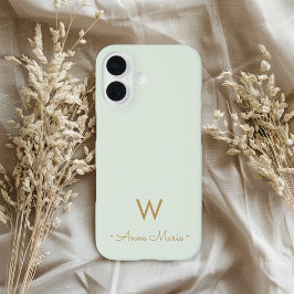 Moderne Saliegroen Gouden Script Monogram iPhone 16 Hoesje