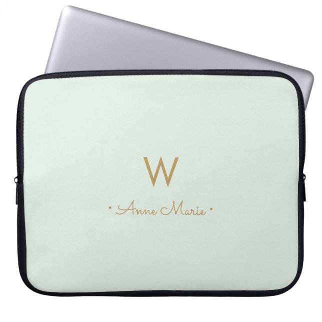 Moderne Saliegroen Gouden Script Monogram Laptop Sleeve (Voorkant)