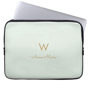 Moderne Saliegroen Gouden Script Monogram Laptop Sleeve
