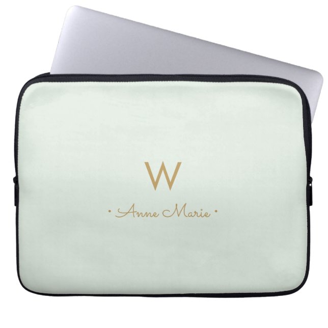 Moderne Saliegroen Gouden Script Monogram Laptop Sleeve (Voorkant)