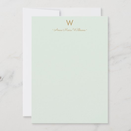 Moderne Saliegroen Gouden Script Monogram Notitiekaartje (Voorkant)