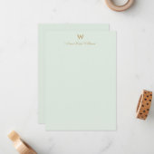 Moderne Saliegroen Gouden Script Monogram Notitiekaartje (Voorkant / Achterkant in situ)