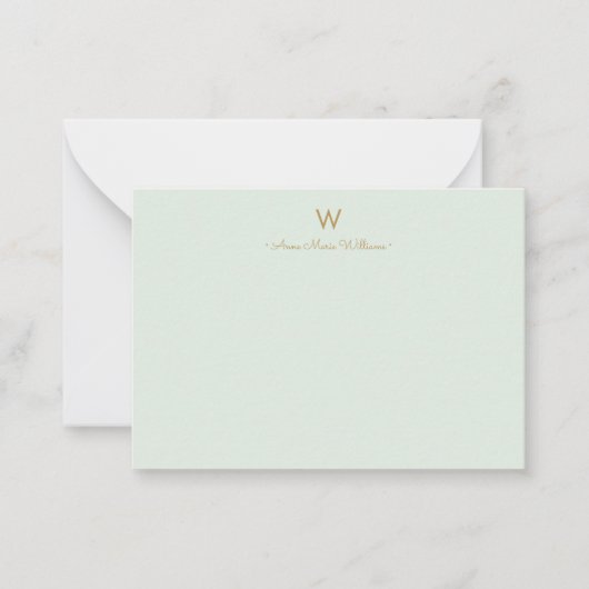 Moderne Saliegroen Gouden Script Monogram Notitiekaartje (Voorkant)