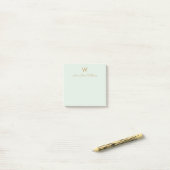 Moderne Saliegroen Gouden Script Monogram Post-it® Notes (Op bureau)