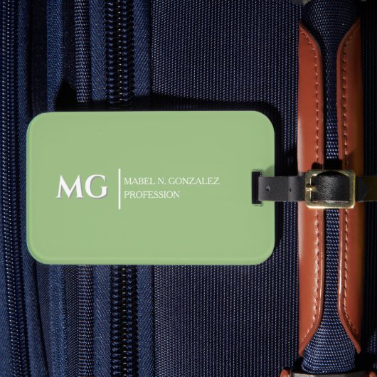 Moderne Saliegroen Modieus Stijlvol Monogram Bagagelabel (Voorkant Insitu 4)