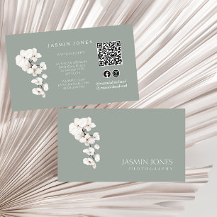Moderne Saliegroen Witte Orchidee QR Code Bloem Visitekaartje