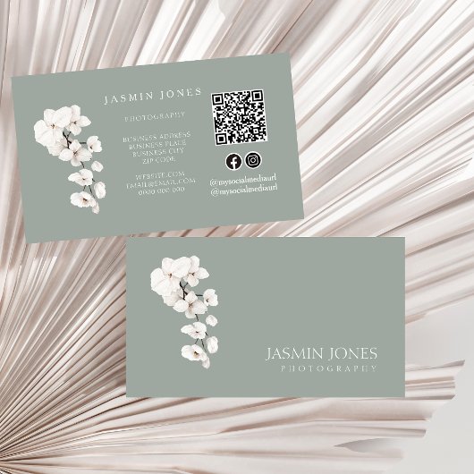 Moderne Saliegroen Witte Orchidee QR Code Bloem Visitekaartje