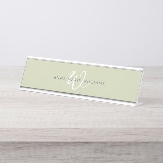 Moderne Saliegroen Witte Script Monogram Bureau Naambordje (Voorkant)