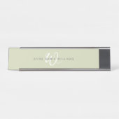 Moderne Saliegroen Witte Script Monogram Bureau Naambordje (Voorkant)