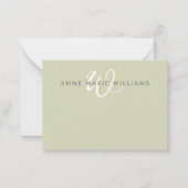 Moderne Saliegroen Witte Script Monogram Notitiekaartje (Voorkant)