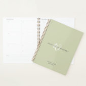 Moderne Saliegroen Witte Script Monogram Planner (Display)