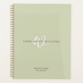 Moderne Saliegroen Witte Script Monogram Planner (Voorkant)