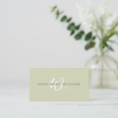 Moderne Saliegroen Witte Script Monogram QR Code Visitekaartje (Staand voorkant)