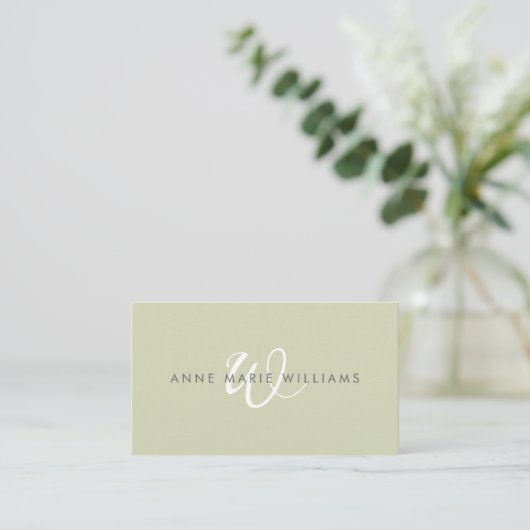 Moderne Saliegroen Witte Script Monogram QR Code Visitekaartje (Staand voorkant)