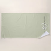 Moderne Saliegroen Witte Script Monogram Strandlaken (Voorkant)