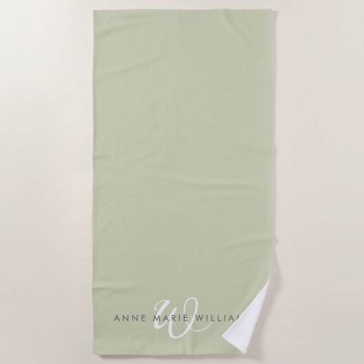 Moderne Saliegroen Witte Script Monogram Strandlaken (Voorkant)