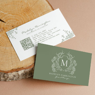 Moderne saliegroene bloemenkroon monogram QR-code Visitekaartje