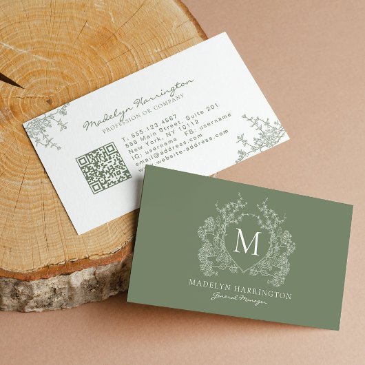 Moderne saliegroene bloemenkroon monogram QR-code Visitekaartje