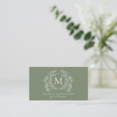 Moderne saliegroene bloemenkroon monogram QR-code Visitekaartje (Staand voorkant)