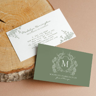 Moderne saliegroene bloemenkroon monogram visitekaartje