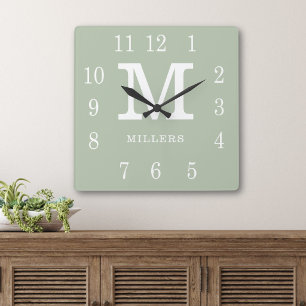 Moderne saliegroene en witte familienaam monogram vierkante klok