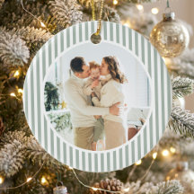 Moderne saliegroene gestreepte kerstfamiliefoto