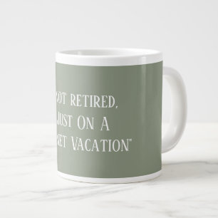 Moderne saliegroene grappige grap over pensionerin grote koffiekop