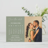 Moderne saliegroene kalender foto save the date kaart (Staand voorkant)