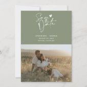 Moderne saliegroene kalligrafie script foto save the date (Voorkant)