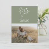 Moderne saliegroene kalligrafie script foto save the date (Staand voorkant)