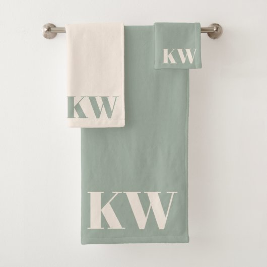Moderne Saliegroene Monogram Beginletters Geperson Bad Handdoek (Insitu)