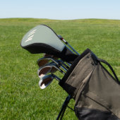Moderne saliegroene monogram beginletters geperson golfheadcover (Insitu)