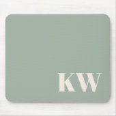 Moderne Saliegroene Monogram Beginletters Geperson Muismat (Voorkant)