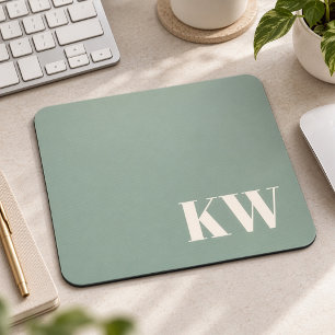 Moderne Saliegroene Monogram Beginletters Geperson Muismat
