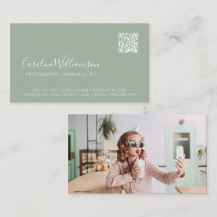 Moderne saliegroene script foto QR-code trendy Visitekaartje