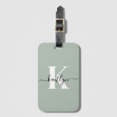 Moderne Saliegroene Script Monogram Bagagelabel (Voorkant (verticaal))