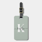 Moderne Saliegroene Script Monogram Bagagelabel (Voorkant verticaal)