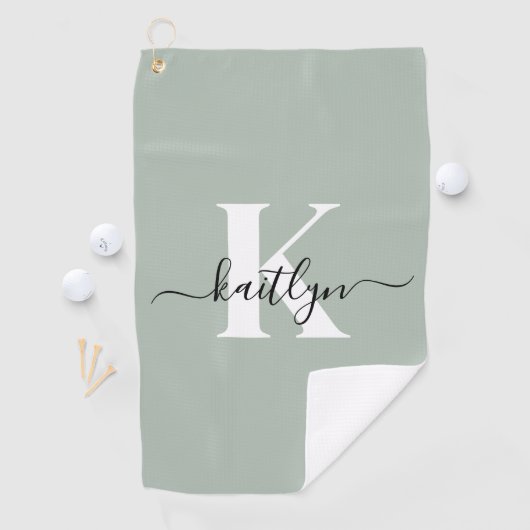 Moderne saliegroene script monogram golfhanddoek (Insitu)