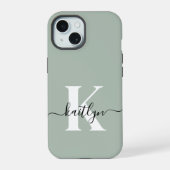 Moderne saliegroene script monogram iPhone 15 case (Achterkant)
