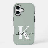 Moderne saliegroene script monogram iPhone 16 hoesje (Achterkant)
