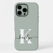 Moderne saliegroene script monogram iPhone hoesje (Achterkant)