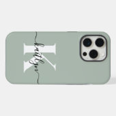 Moderne saliegroene script monogram iPhone hoesje (Achterkant horizontaal)