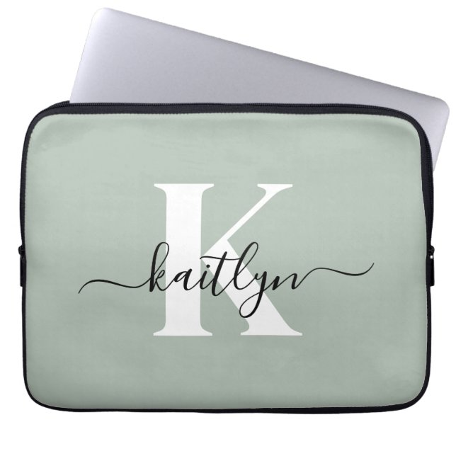 Moderne saliegroene script monogram laptop sleeve (Voorkant)