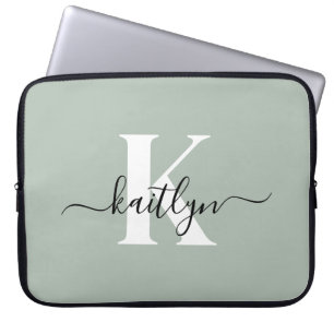 Moderne saliegroene script monogram laptop sleeve