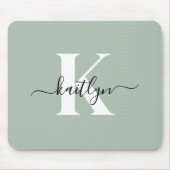 Moderne saliegroene script monogram muismat (Voorkant)