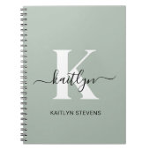 Moderne saliegroene script monogram notitieboek (Voorkant)