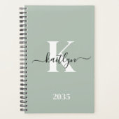 Moderne saliegroene script monogram planner (Voorkant)