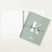Moderne saliegroene script monogram planner (Display)
