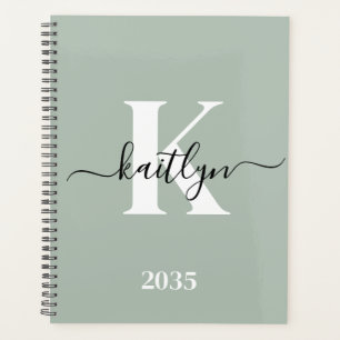 Moderne saliegroene script monogram planner